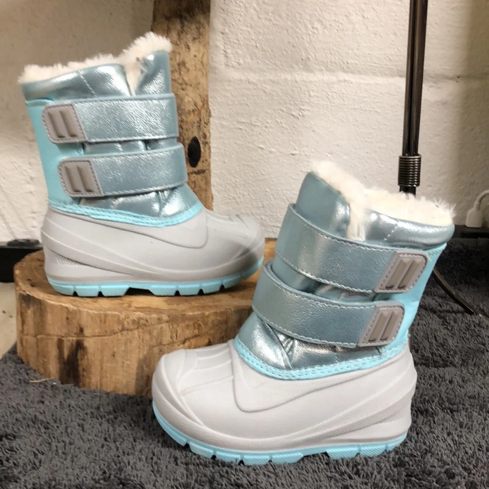 NWOB Cat & Jack Snow Boots‎ size 5
